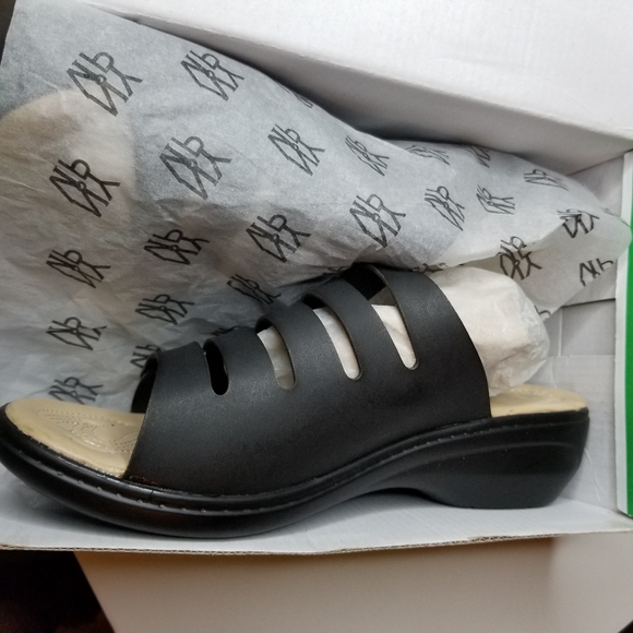 Size 8W Slip On Sandals - Picture 2 of 5